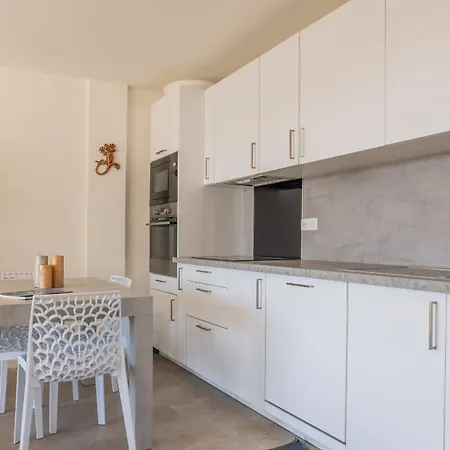 3-br Terrace Steps From Beaches