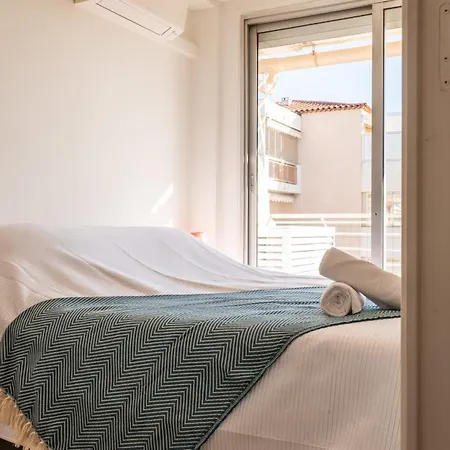 Apartment 3-br Terrace Steps From Beaches *