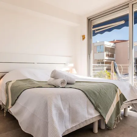 3-br Terrace Steps From Beaches *