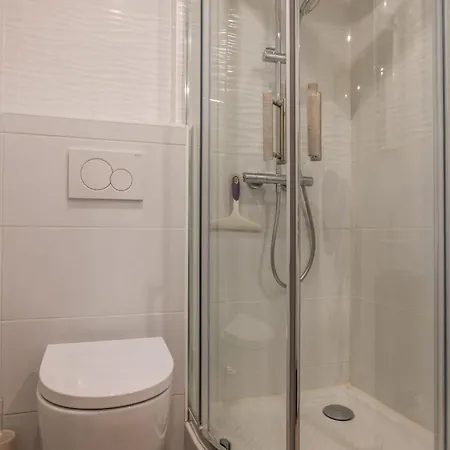 3-br Terrace Steps From Beaches